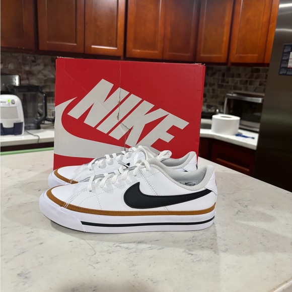 Nike Court Legacy GS White Black Desert Orchard DA5380-102 Youth Women - Picture 2 of 5